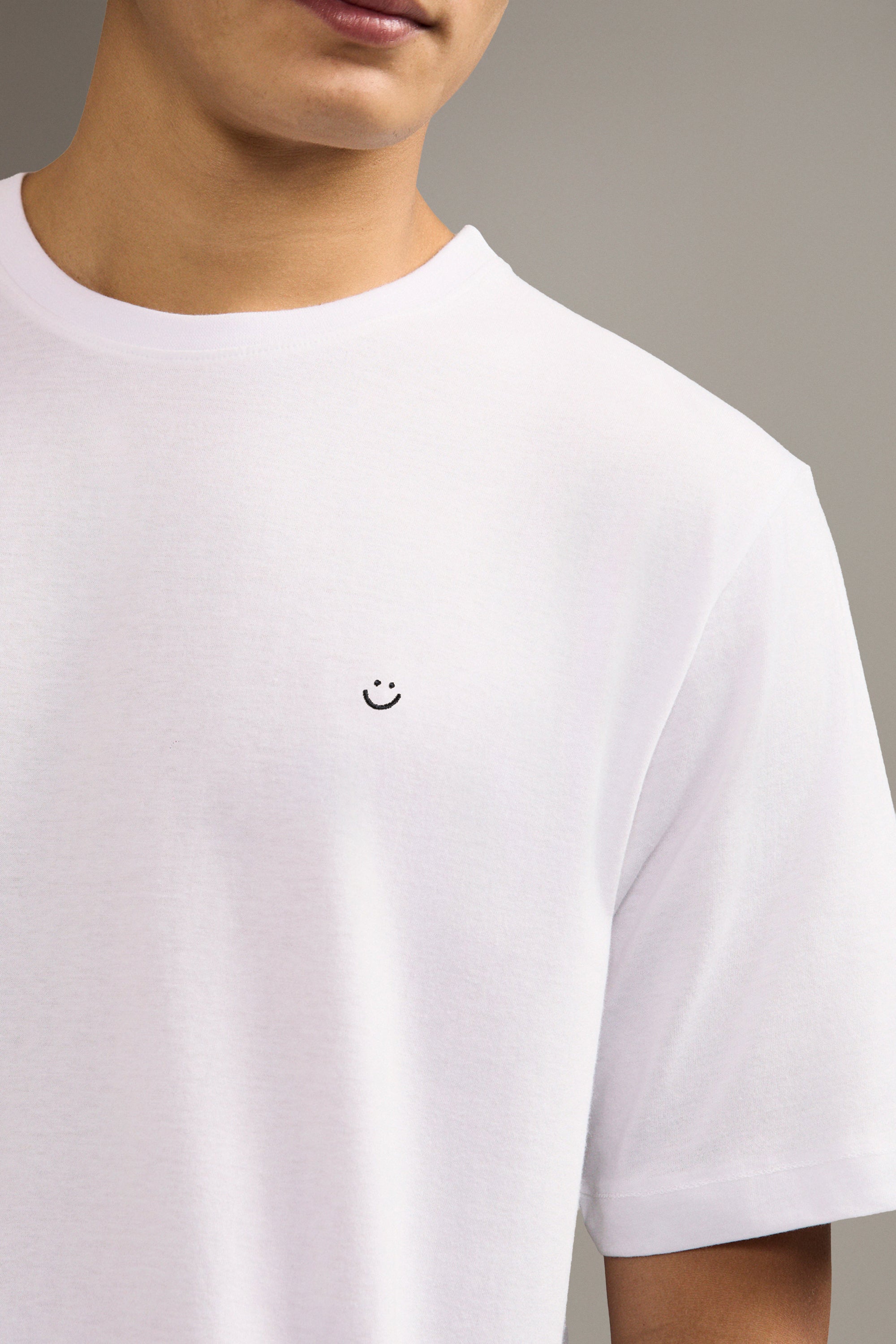 classic crew t-shirt white smiley-3